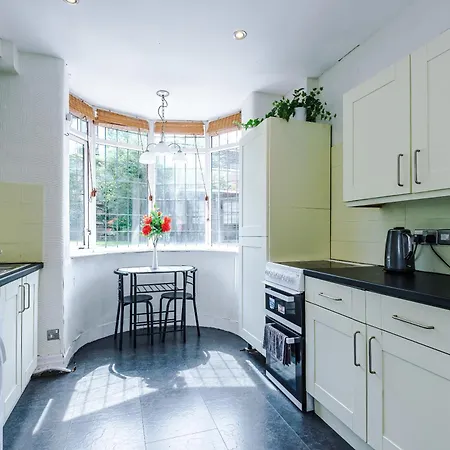 Сasa de vacaciones 3 Bedroom In Prestwich 15 Mins From Centre Garden Free Parking Superfast Wifi Netflix *