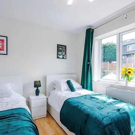 3 Bedroom In Prestwich 15 Mins From Centre Garden Free Parking Superfast Wifi Netflix * Manchester