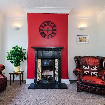 3 Bedroom In Prestwich 15 Mins From Centre Garden Free Parking Superfast Wifi Netflix 펜션