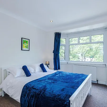 3 Bedroom In Prestwich 15 Mins From Centre Garden Free Parking Superfast Wifi Netflix Ferienhaus *