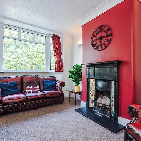 3 Bedroom In Prestwich 15 Mins From Centre Garden Free Parking Superfast Wifi Netflix Сasa de vacaciones