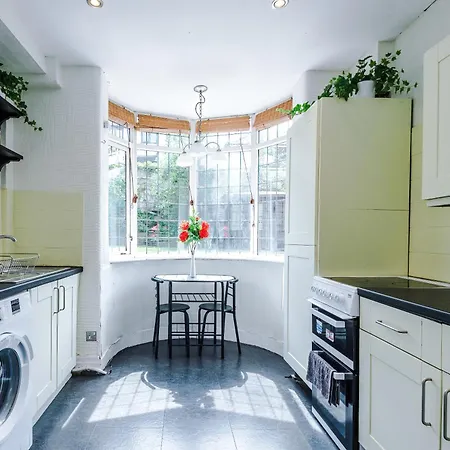 3 Bedroom In Prestwich 15 Mins From Centre Garden Free Parking Superfast Wifi Netflix Сasa de vacaciones *