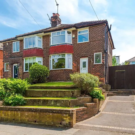 3 Bedroom In Prestwich 15 Mins From Centre Garden Free Parking Superfast Wifi Netflix *