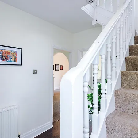 3 Bedroom In Prestwich 15 Mins From Centre Garden Free Parking Superfast Wifi Netflix * Manchester