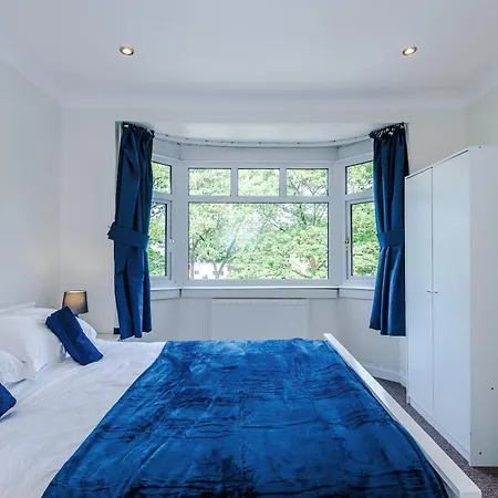 3 Bedroom In Prestwich 15 Mins From Centre Garden Free Parking Superfast Wifi Netflix