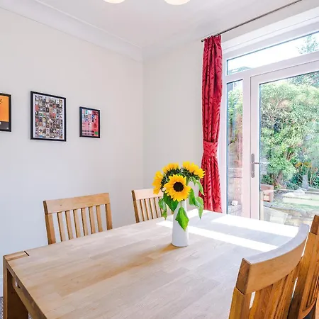 3 Bedroom In Prestwich 15 Mins From Centre Garden Free Parking Superfast Wifi Netflix