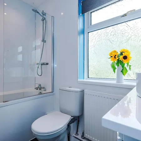 3 Bedroom In Prestwich 15 Mins From Centre Garden Free Parking Superfast Wifi Netflix