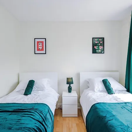 3 Bedroom In Prestwich 15 Mins From Centre Garden Free Parking Superfast Wifi Netflix Manchester