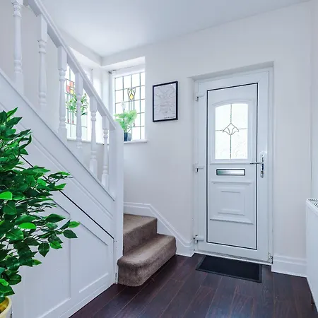 3 Bedroom In Prestwich 15 Mins From Centre Garden Free Parking Superfast Wifi Netflix * Manchester