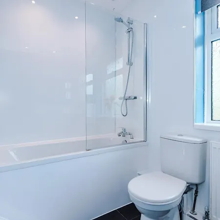 3 Bedroom In Prestwich 15 Mins From Centre Garden Free Parking Superfast Wifi Netflix *