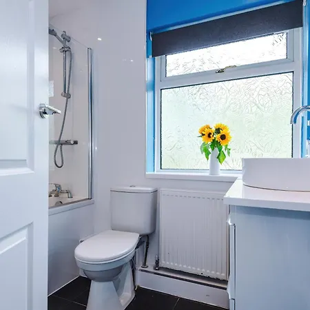 3 Bedroom In Prestwich 15 Mins From Centre Garden Free Parking Superfast Wifi Netflix 맨체스터