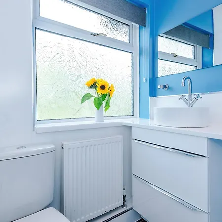 3 Bedroom In Prestwich 15 Mins From Centre Garden Free Parking Superfast Wifi Netflix * 맨체스터