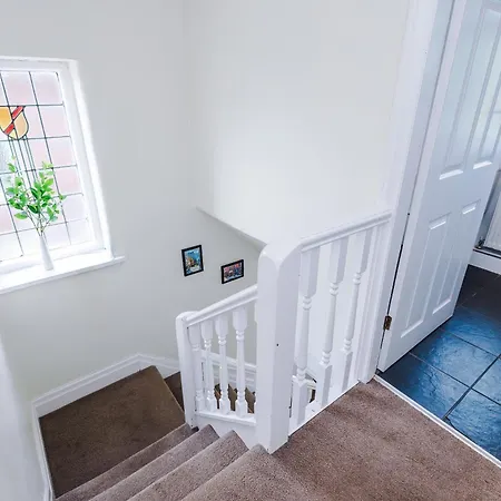 Ferienhaus 3 Bedroom In Prestwich 15 Mins From Centre Garden Free Parking Superfast Wifi Netflix