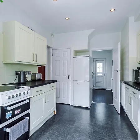 3 Bedroom In Prestwich 15 Mins From Centre Garden Free Parking Superfast Wifi Netflix 펜션 *