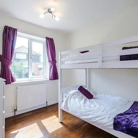 Сasa de vacaciones 3 Bedroom In Prestwich 15 Mins From Centre Garden Free Parking Superfast Wifi Netflix *