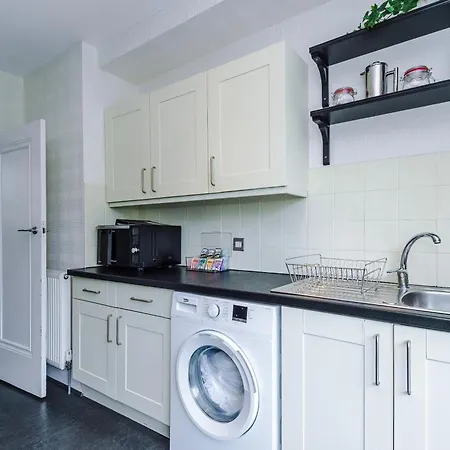 3 Bedroom In Prestwich 15 Mins From Centre Garden Free Parking Superfast Wifi Netflix Mánchester