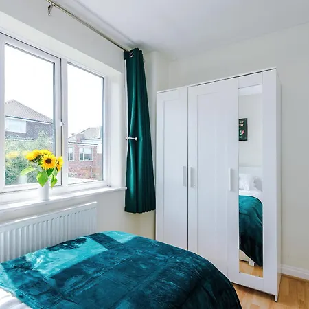 3 Bedroom In Prestwich 15 Mins From Centre Garden Free Parking Superfast Wifi Netflix * Mánchester