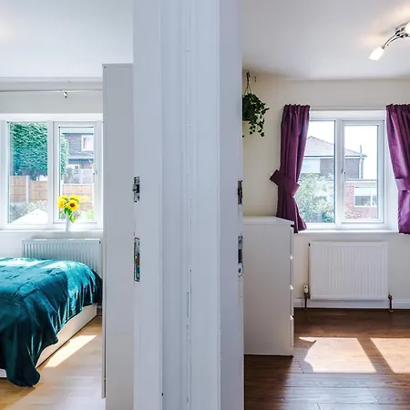 3 Bedroom In Prestwich 15 Mins From Centre Garden Free Parking Superfast Wifi Netflix Сasa de vacaciones