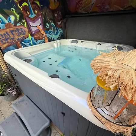 Town House In Greater - Hot Tub - Roof Terrace * Manchester