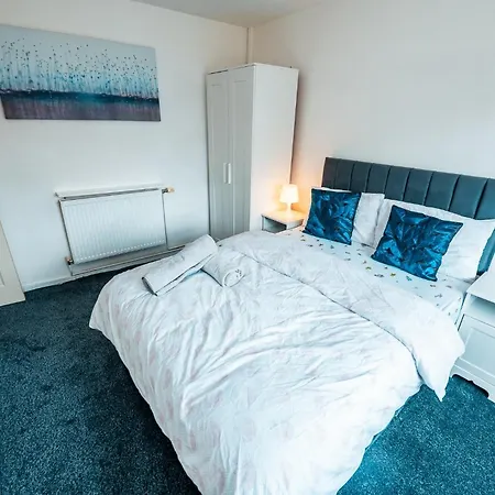 3-bed Retreat - Sleeps 8 Garden & Parking Holiday home