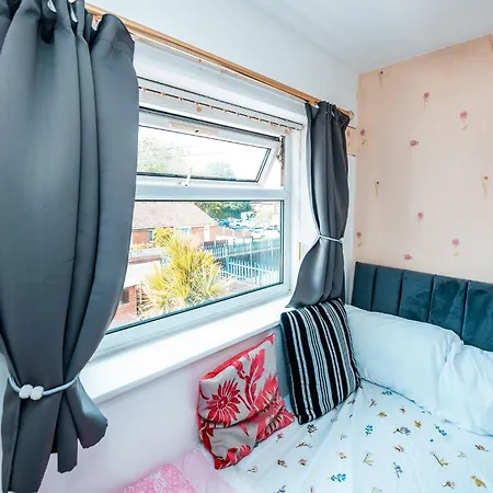 3-bed Retreat - Sleeps 7 Garden & Parking Manchester