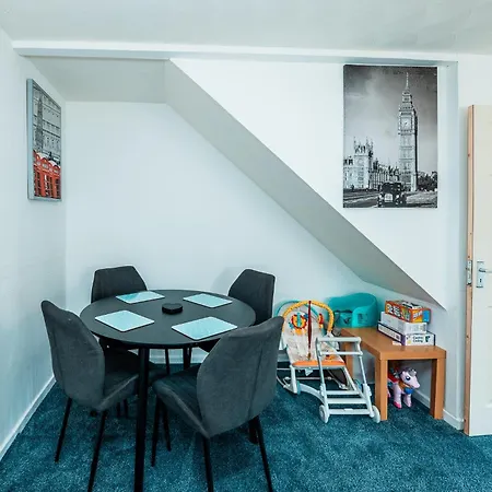 3-bed Retreat - Sleeps 8 Garden & Parking