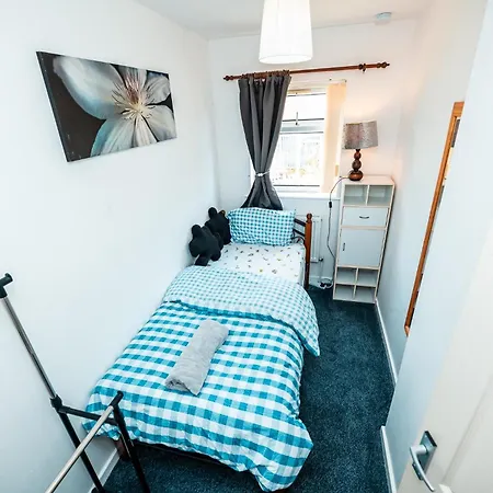 Holiday home 3-bed Retreat - Sleeps 8 Garden & Parking *