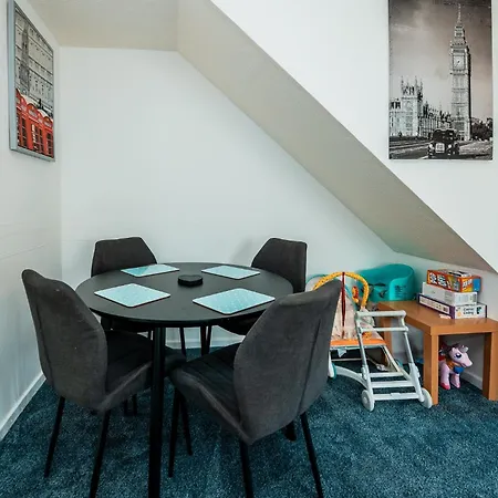 3-bed Retreat - Sleeps 7 Garden & Parking Holiday home Manchester