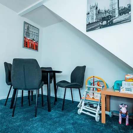 Hébergement de vacances 3-bed Retreat - Sleeps 8 Garden & Parking Manchester