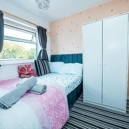 3-bed Retreat - Sleeps 8 Garden & Parking * Manchester