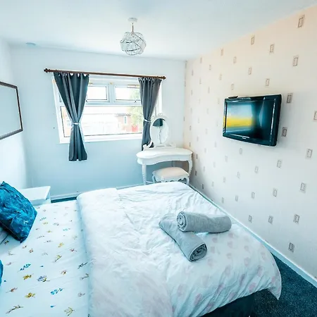 3-bed Retreat - Sleeps 8 Garden & Parking Manchester