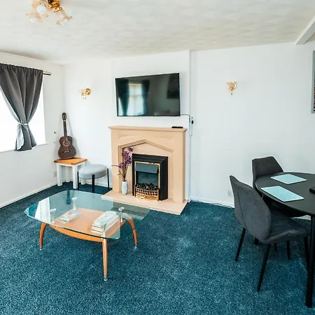 3-bed Retreat - Sleeps 8 Garden & Parking *