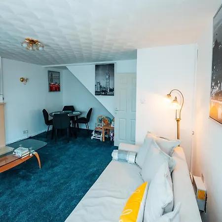 Holiday home 3-bed Retreat - Sleeps 7 Garden & Parking