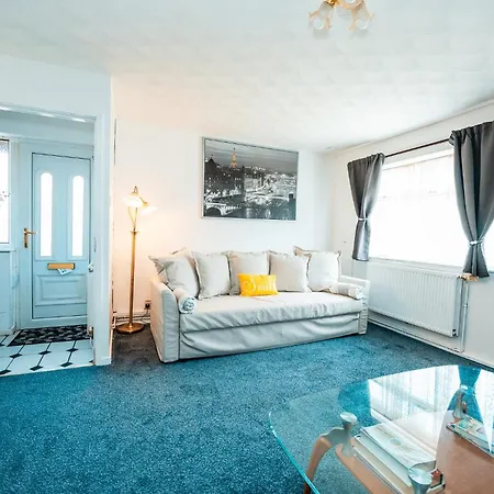 3-bed Retreat - Sleeps 8 Garden & Parking Mánchester