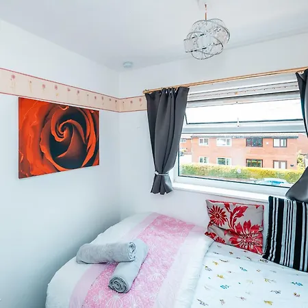 Holiday home 3-bed Retreat - Sleeps 7 Garden & Parking Manchester