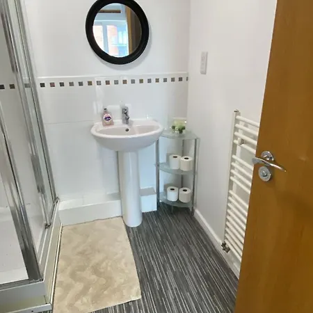 Stylish Spacious 2 Bed Balcony Nr Stadium *