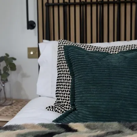 Free Parking The Quays- Sleeps 8 By Genesis Living بيت للعطل مانشستر