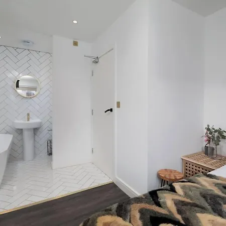 Free Parking The Quays- Sleeps 8 By Genesis Living * Manchester