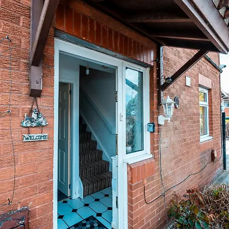 Family & Group In - Free Parking Holiday home Manchester