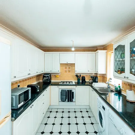 Holiday home Family & Group In - Free Parking Manchester