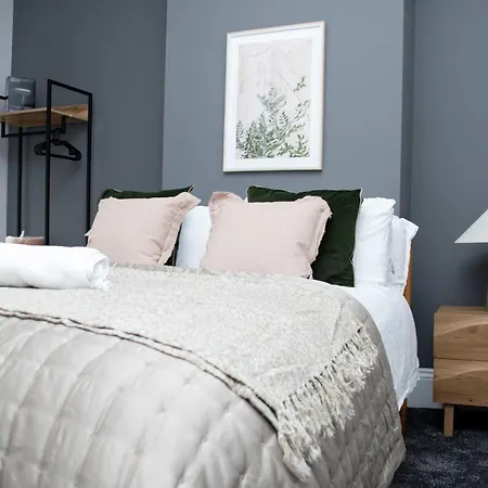 Sleeps 14 The Old Trafford Family Zen By Genesis Living Manchester