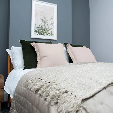 Sleeps 14 The Old Trafford Family Zen By Genesis Living