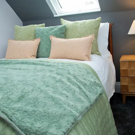 Holiday home Sleeps 14 The Old Trafford Family Zen By Genesis Living *