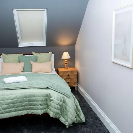 Дом отдыха Sleeps 14 The Old Trafford Family Zen By Genesis Living *