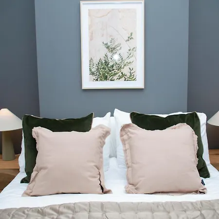 Sleeps 14 The Old Trafford Family Zen By Genesis Living