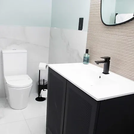 بيت للعطل Sleeps 14 The Old Trafford Family Zen By Genesis Living *