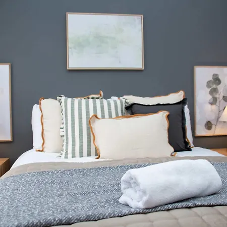 Sleeps 14 The Old Trafford Family Zen By Genesis Living Nyaraló