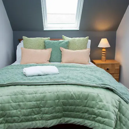 Sleeps 14 The Old Trafford Family Zen By Genesis Living *