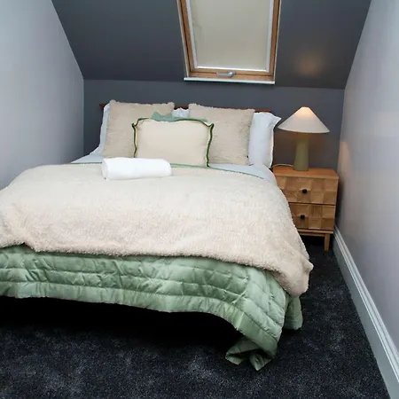Sleeps 14 The Old Trafford Family Zen By Genesis Living Holiday home Manchester
