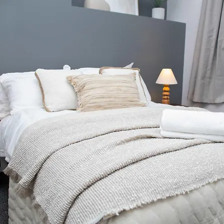 Sleeps 14 The Old Trafford Family Zen By Genesis Living Manchester